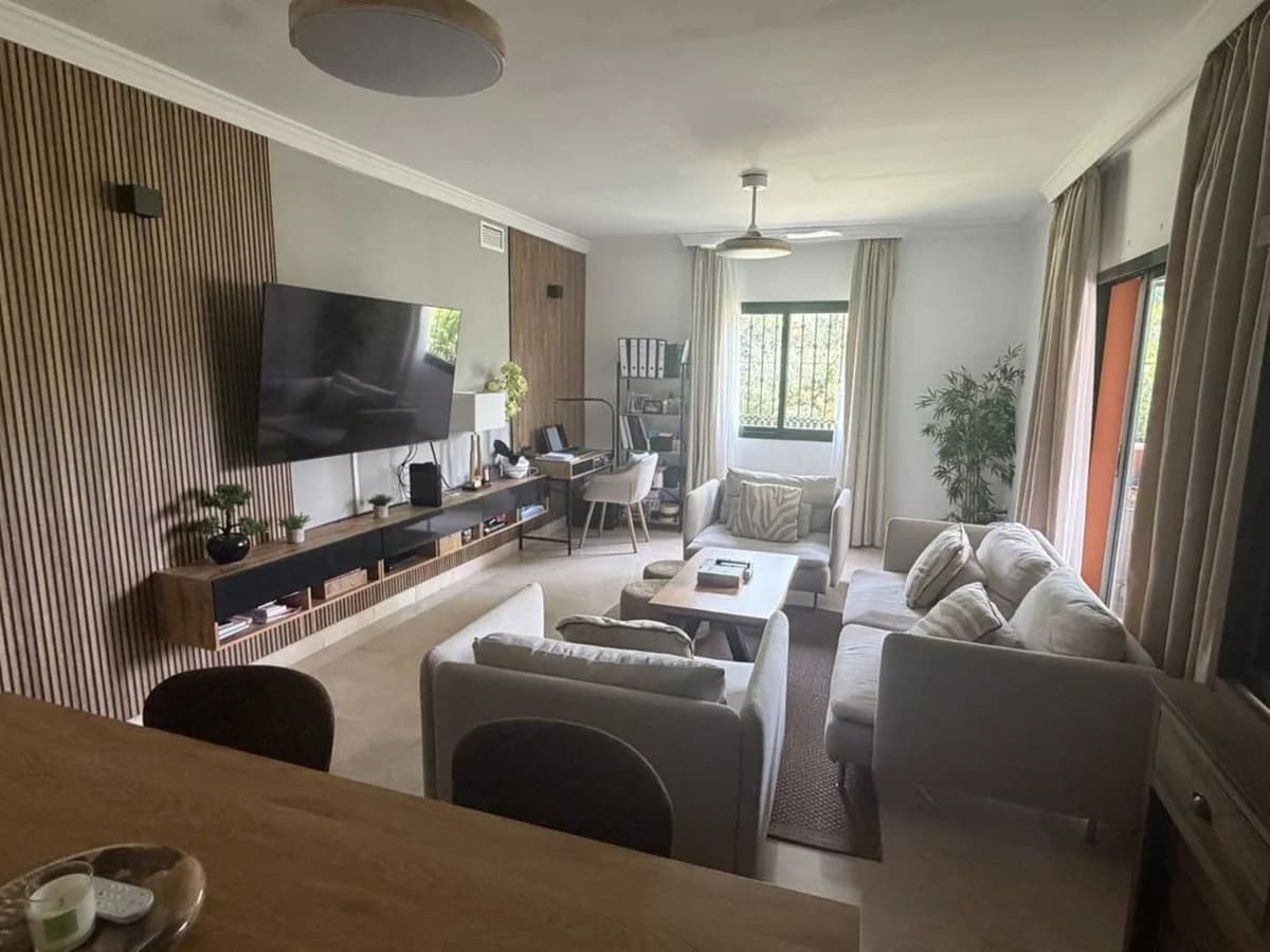 3 Bedroom Middle Floor Apartment for Sale in Elviria, Málaga - Image 2