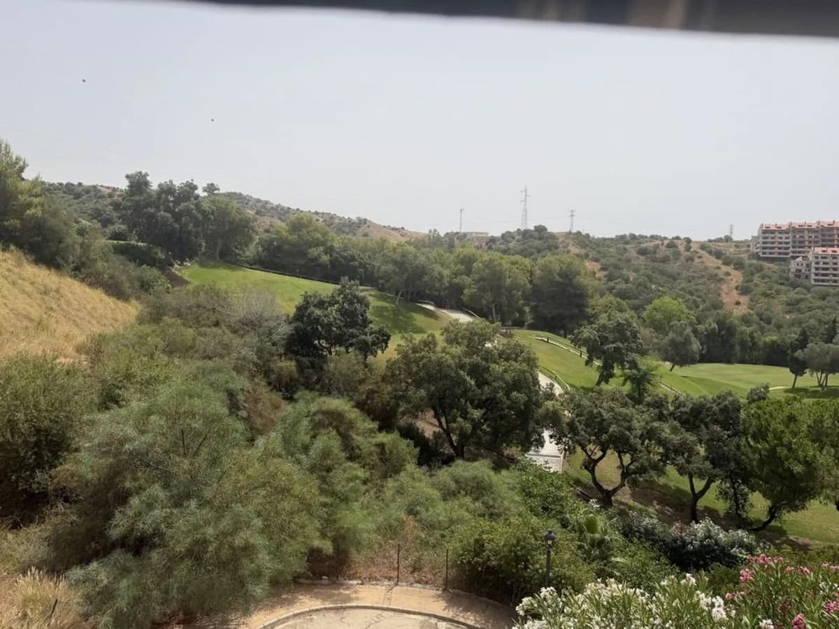 3 Bedroom Middle Floor Apartment for Sale in Elviria, Málaga - Image 4
