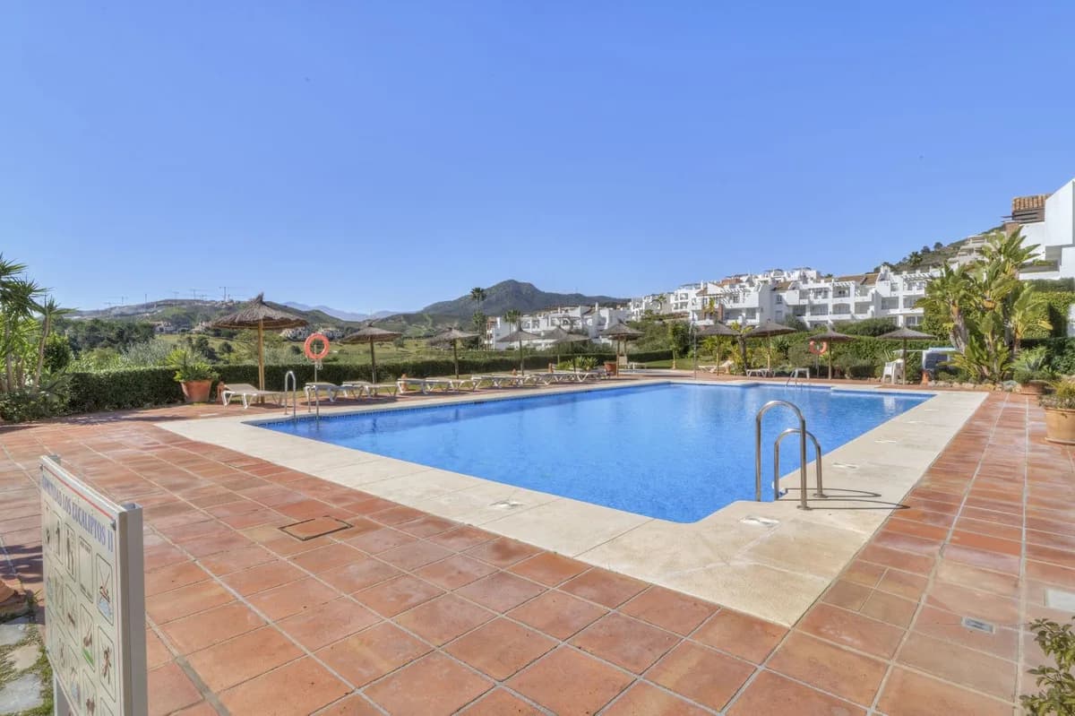 3 Bedroom Middle Floor Apartment for Sale in Los Arqueros, Málaga - Image 2
