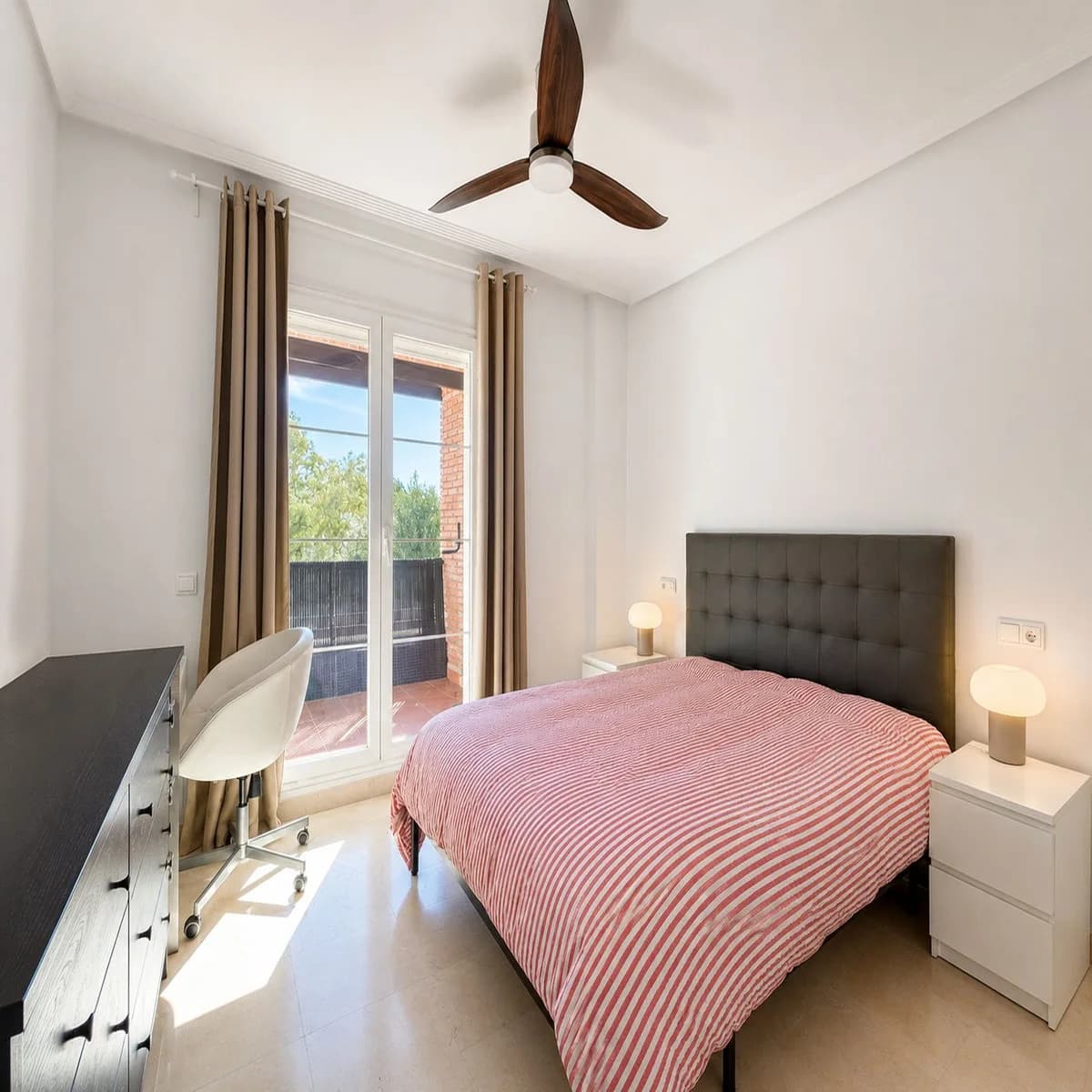 3 Bedroom Middle Floor Apartment for Sale in Los Arqueros, Málaga - Image 8