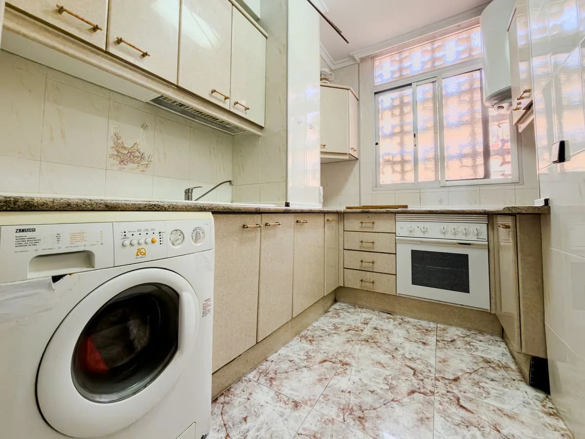 3 Bedroom Middle Floor Apartment for Sale in Fuengirola, Málaga - Image 3