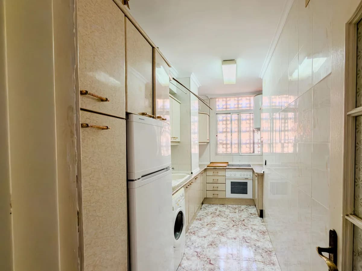 3 Bedroom Middle Floor Apartment for Sale in Fuengirola, Málaga - Image 4