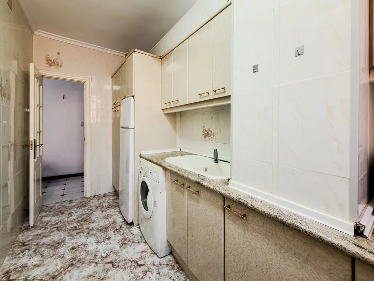 3 Bedroom Middle Floor Apartment for Sale in Fuengirola, Málaga - Image 5