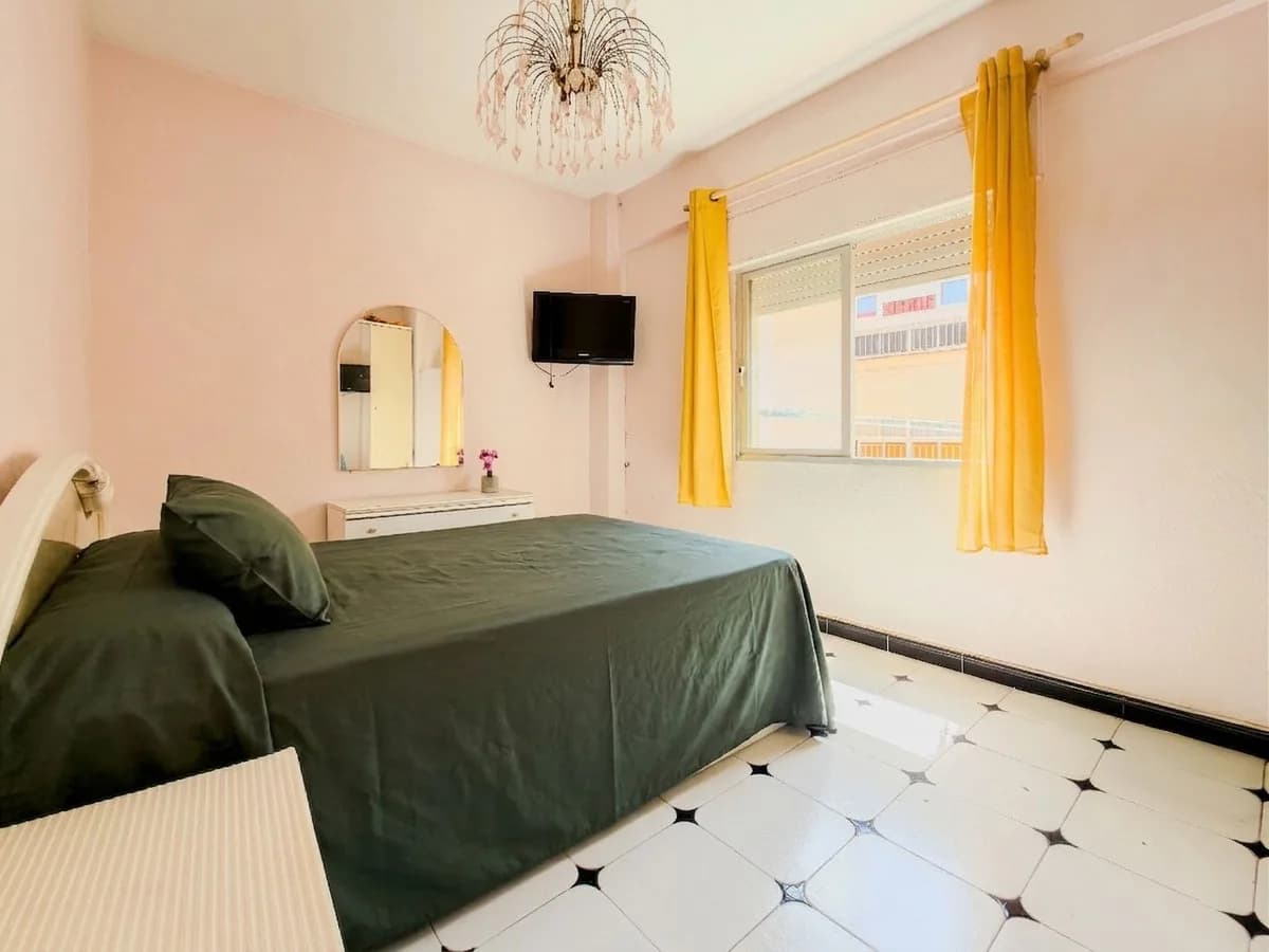3 Bedroom Middle Floor Apartment for Sale in Fuengirola, Málaga - Image 6