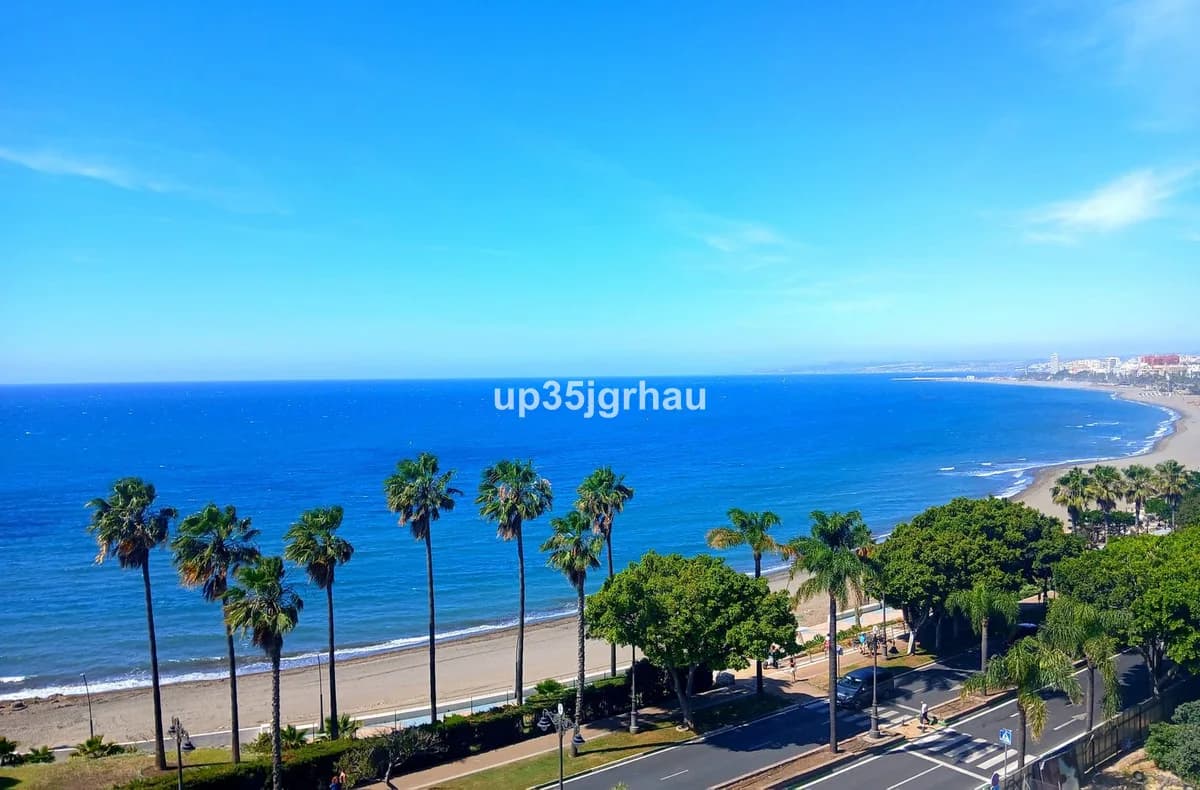 2 Bedroom Middle Floor Apartment for Sale in Estepona, Málaga