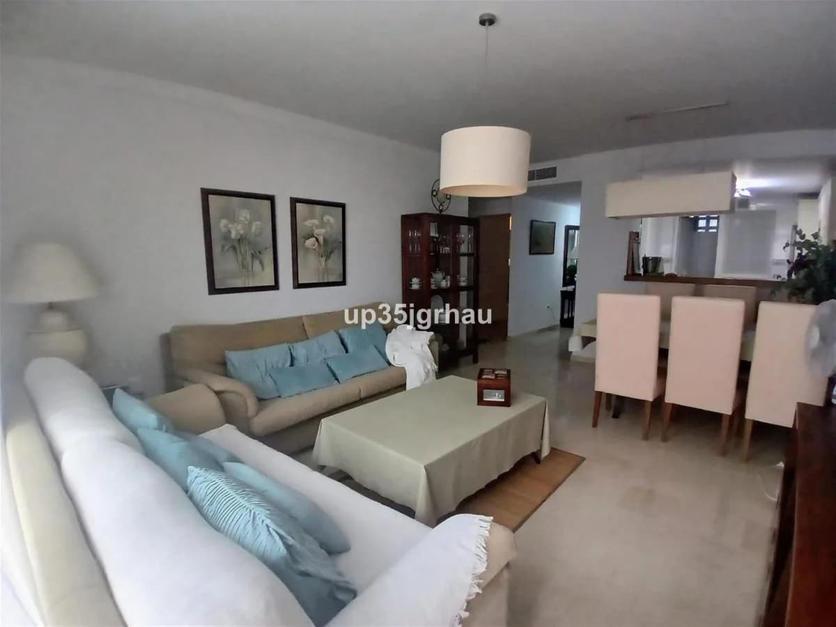 2 Bedroom Middle Floor Apartment for Sale in Estepona, Málaga - Image 2