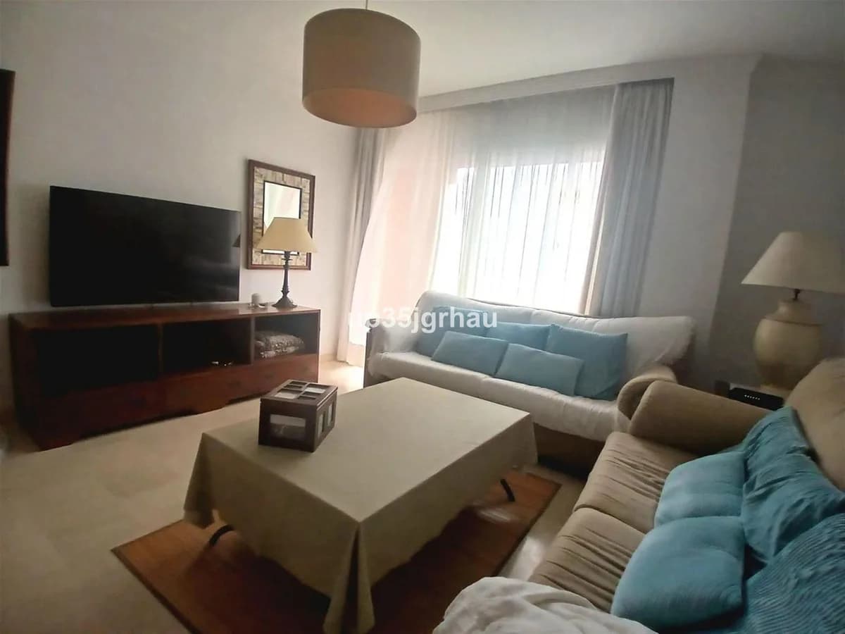 2 Bedroom Middle Floor Apartment for Sale in Estepona, Málaga - Image 3