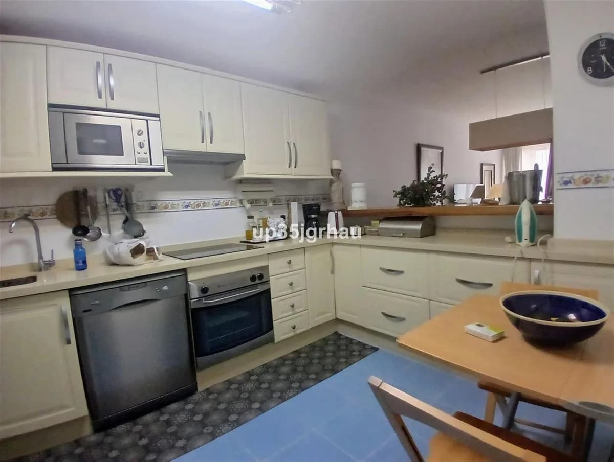 2 Bedroom Middle Floor Apartment for Sale in Estepona, Málaga - Image 4