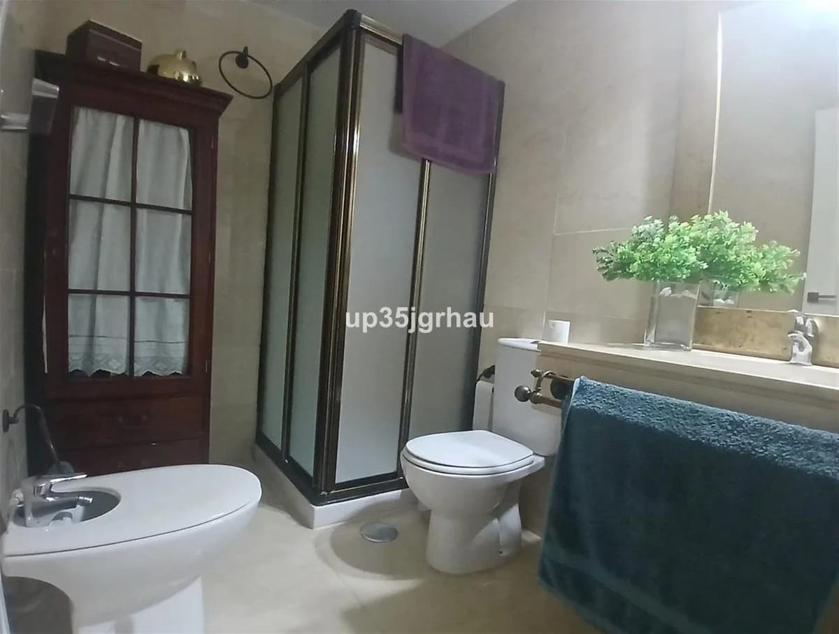 2 Bedroom Middle Floor Apartment for Sale in Estepona, Málaga - Image 7