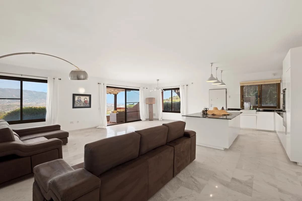 2 Bedroom Ground Floor Apartment for Sale in La Mairena, Málaga