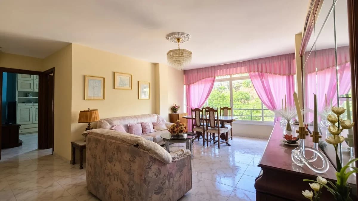 3 Bedroom Middle Floor Apartment for Sale in Marbella, Málaga
