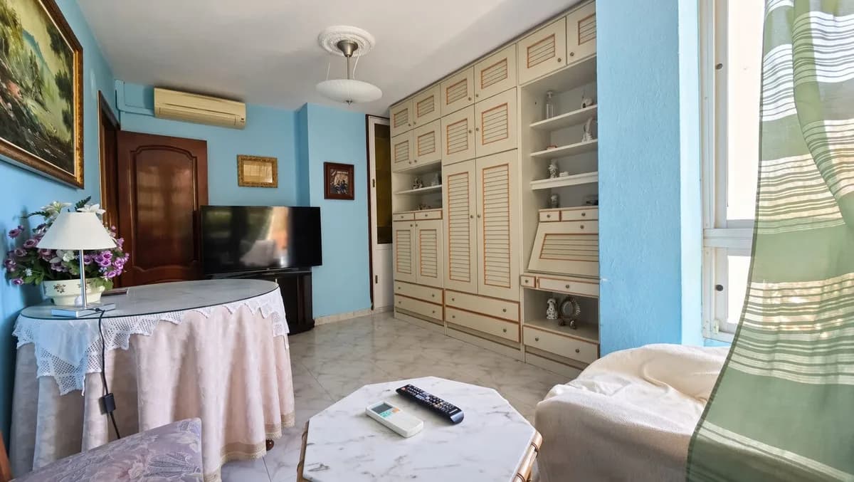3 Bedroom Middle Floor Apartment for Sale in Marbella, Málaga - Image 2