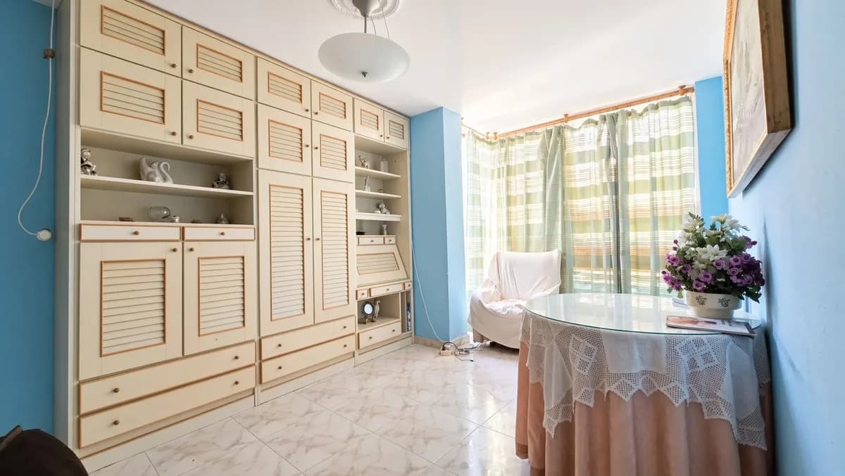 3 Bedroom Middle Floor Apartment for Sale in Marbella, Málaga - Image 3