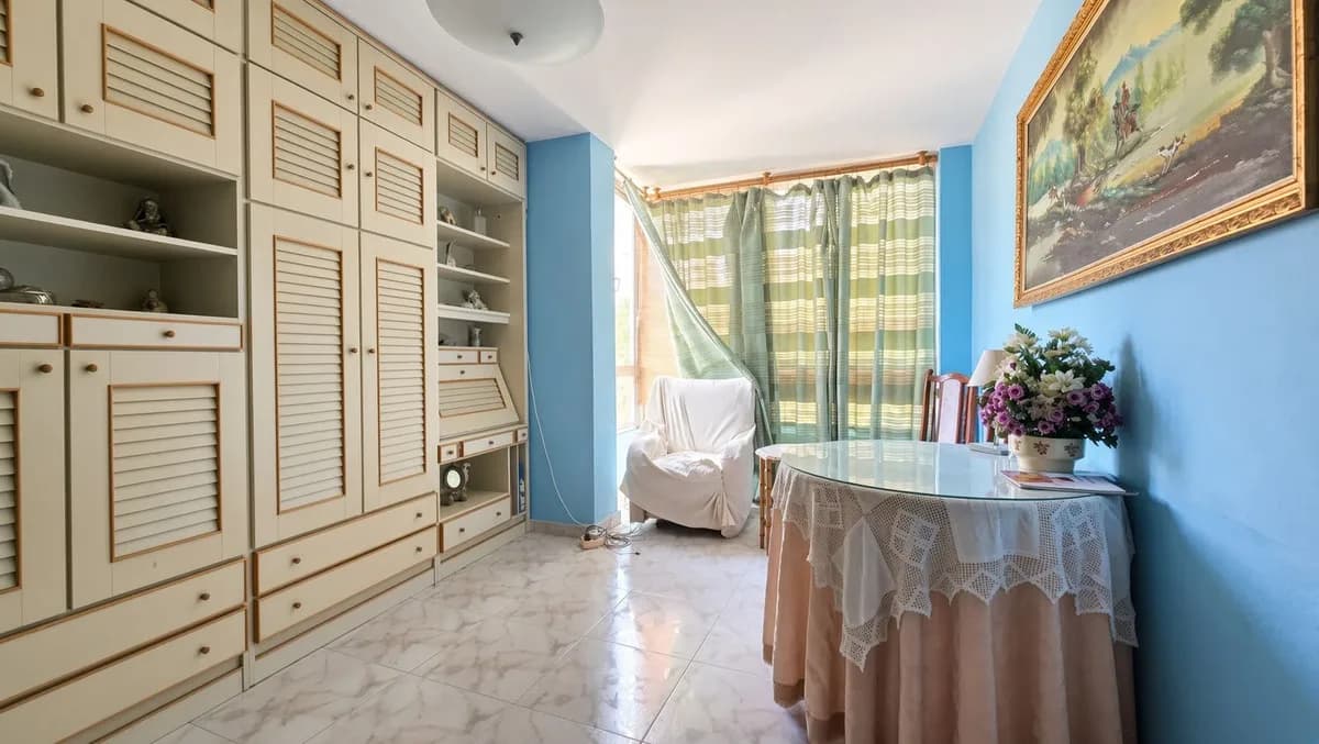 3 Bedroom Middle Floor Apartment for Sale in Marbella, Málaga - Image 4