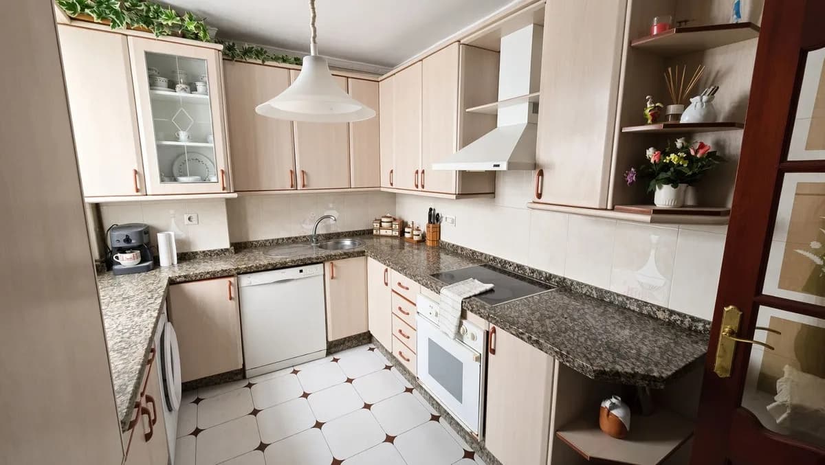3 Bedroom Middle Floor Apartment for Sale in Marbella, Málaga - Image 6