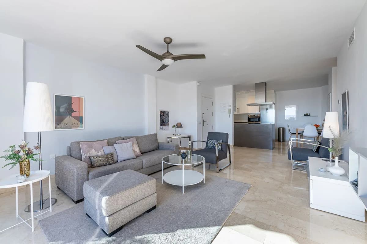 2 Bedroom Middle Floor Apartment for Sale in Nueva Andalucía, Málaga - Image 4