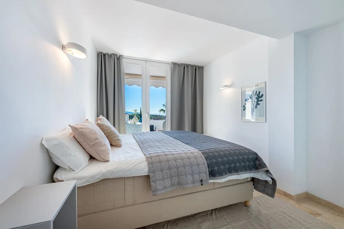 2 Bedroom Middle Floor Apartment for Sale in Nueva Andalucía, Málaga - Image 6