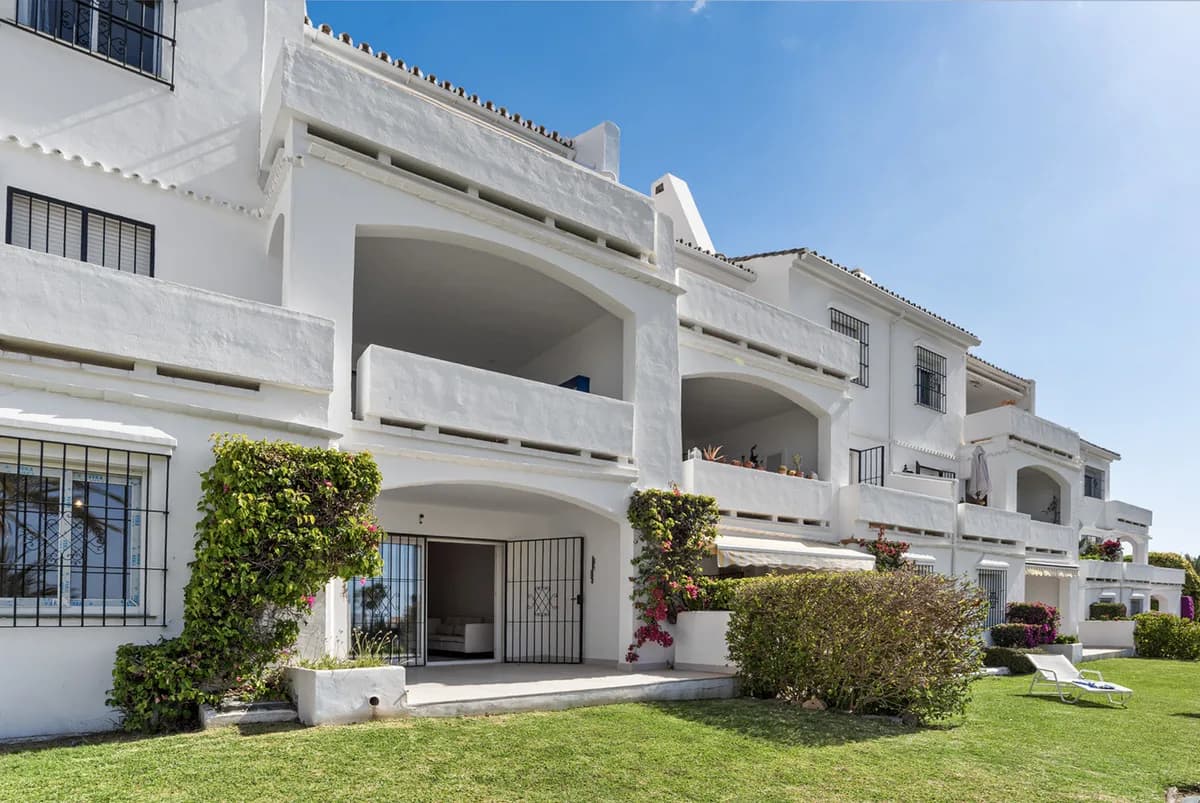 3 Bedroom Ground Floor Apartment for Sale in Nueva Andalucía, Málaga