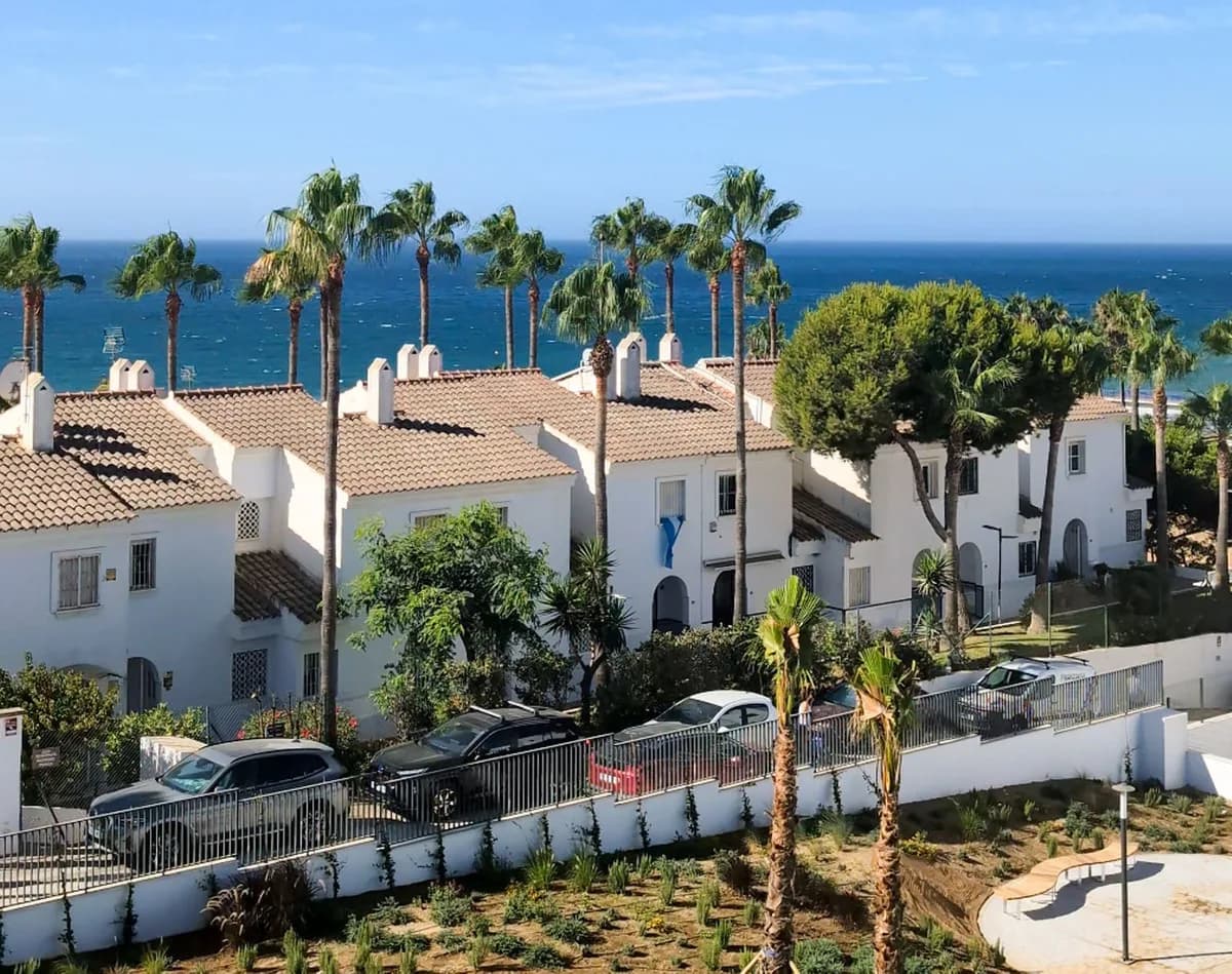 3 Bedroom Middle Floor Apartment for Sale in El Chaparral, Málaga - Image 2