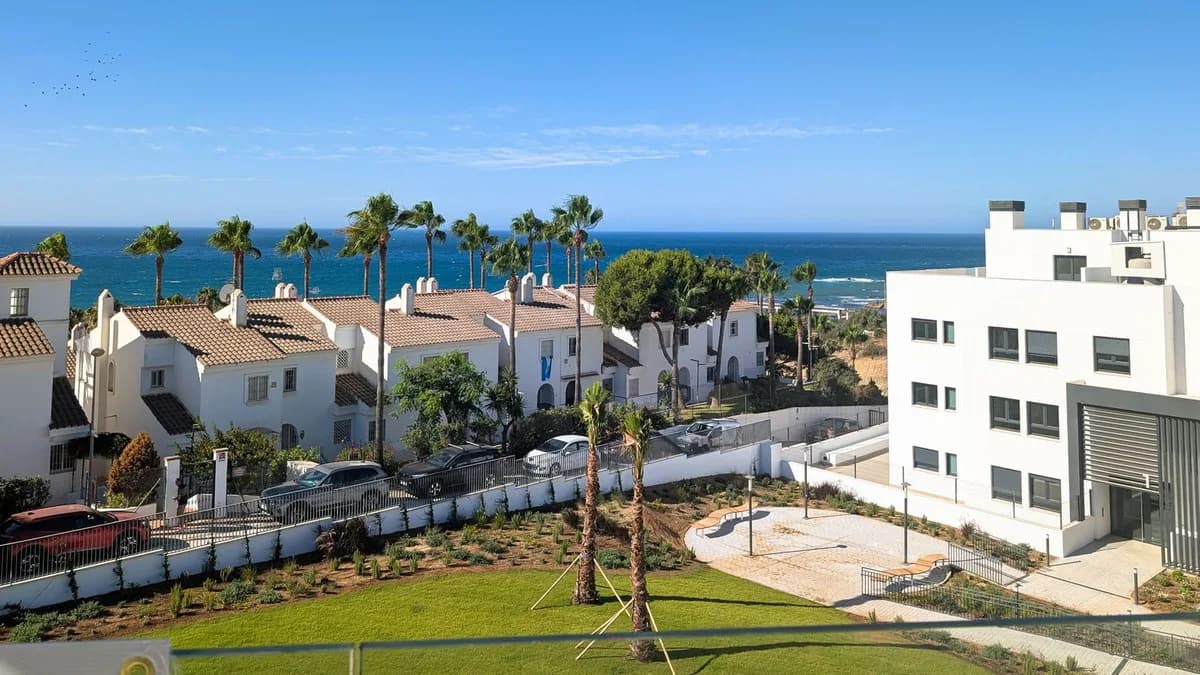 3 Bedroom Middle Floor Apartment for Sale in El Chaparral, Málaga - Image 3