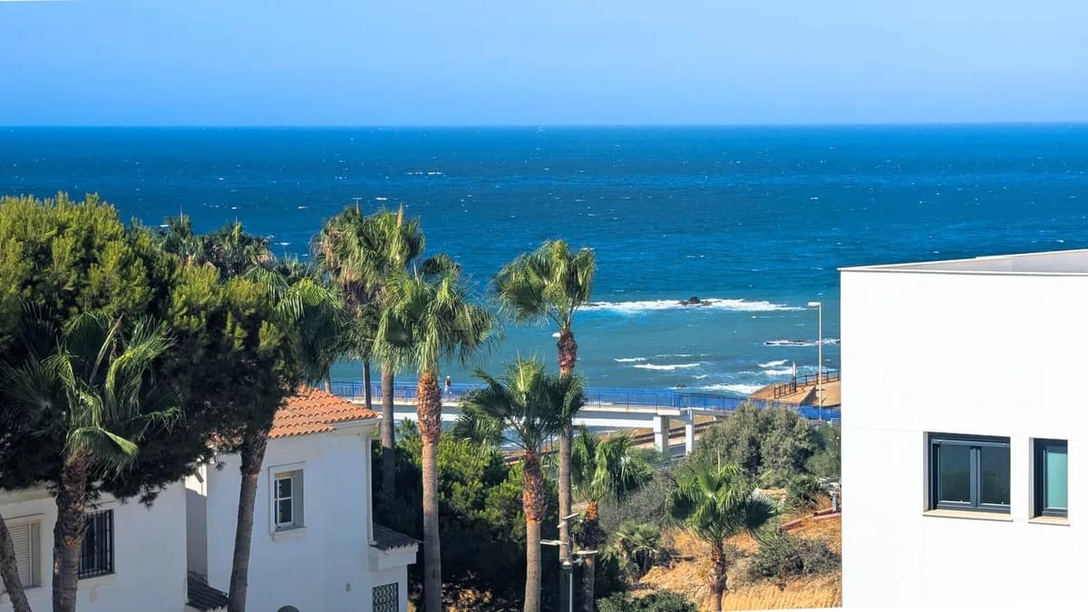 3 Bedroom Middle Floor Apartment for Sale in El Chaparral, Málaga - Image 4