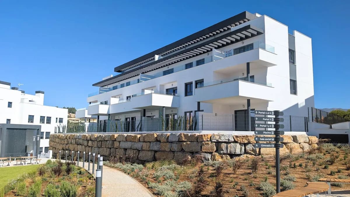 3 Bedroom Middle Floor Apartment for Sale in El Chaparral, Málaga - Image 9