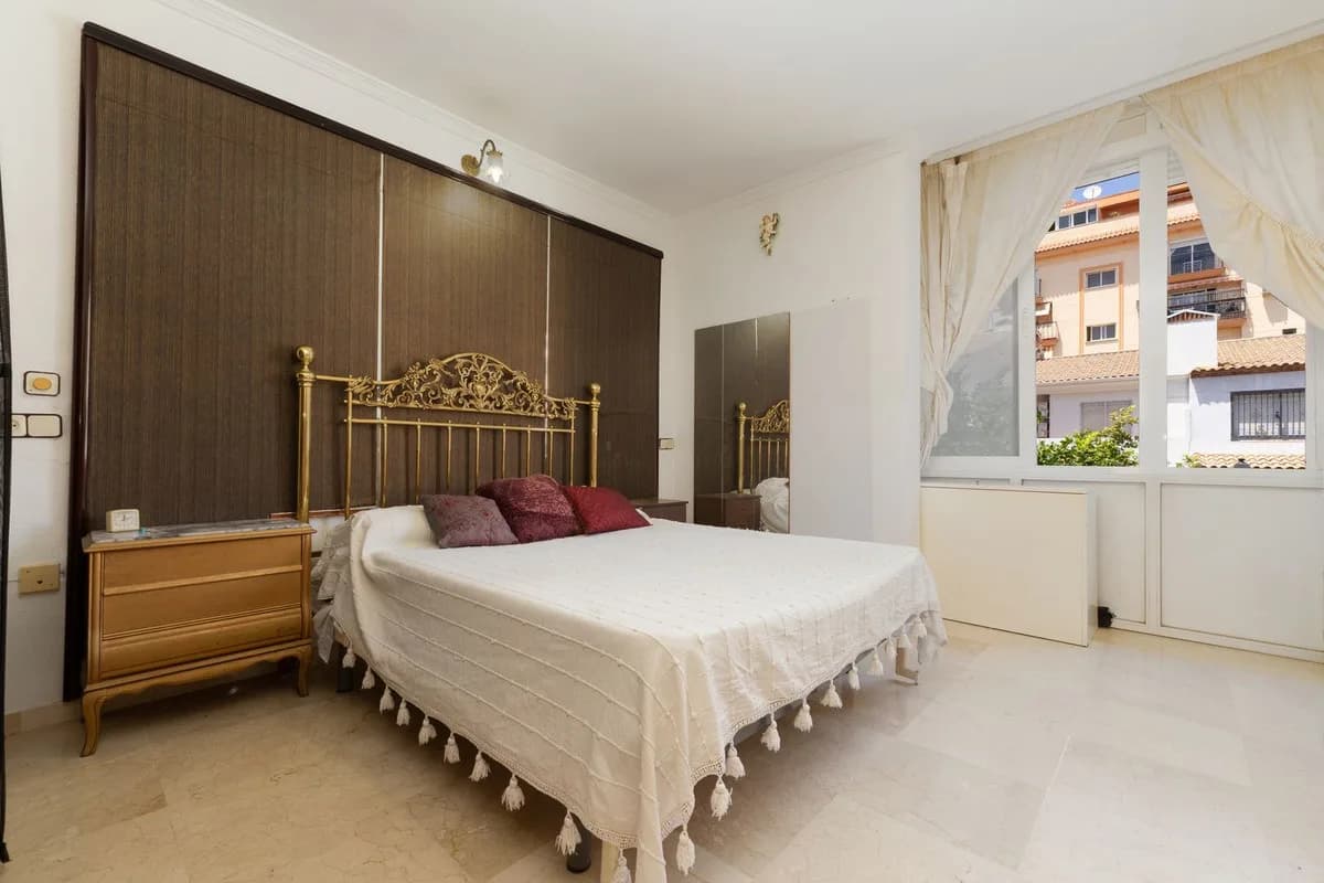 4 Bedroom Townhouse for Sale in Las Lagunas, Málaga - Image 5