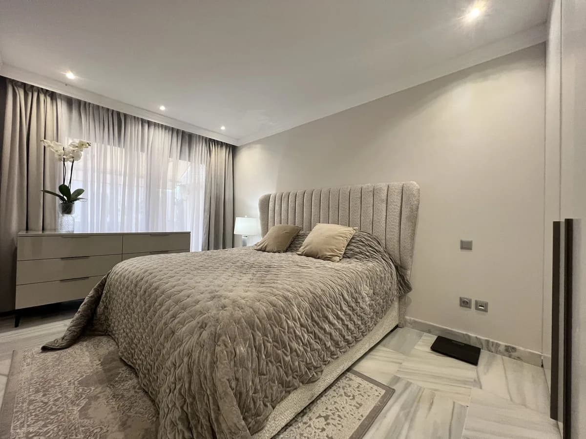 1 Bedroom Middle Floor Apartment for Sale in Benahavís, Málaga - Image 2