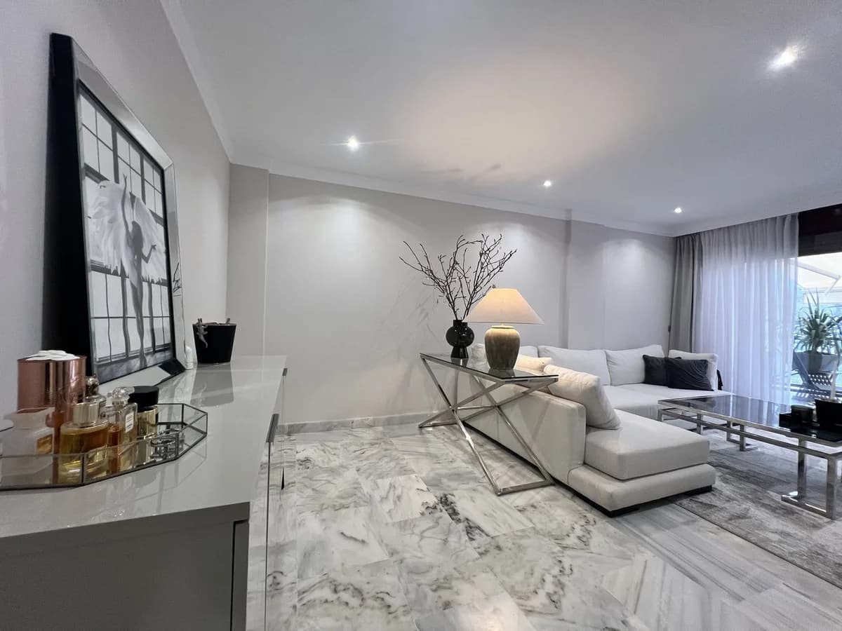 1 Bedroom Middle Floor Apartment for Sale in Benahavís, Málaga - Image 9
