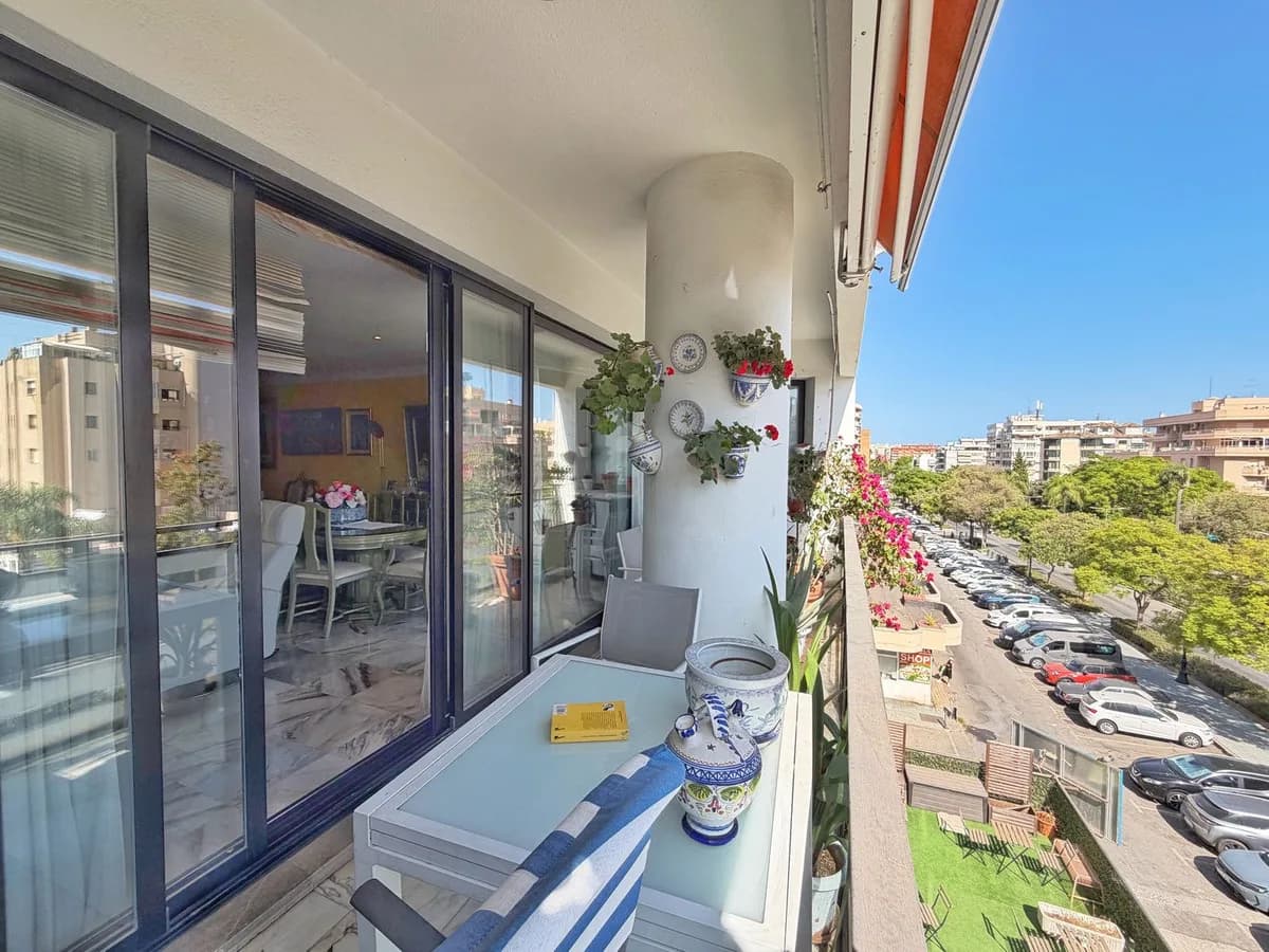 3 Bedroom Middle Floor Apartment for Sale in Marbella, Málaga - Image 3