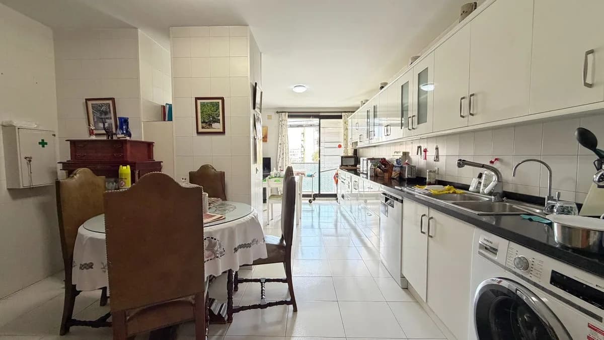 3 Bedroom Middle Floor Apartment for Sale in Marbella, Málaga - Image 9