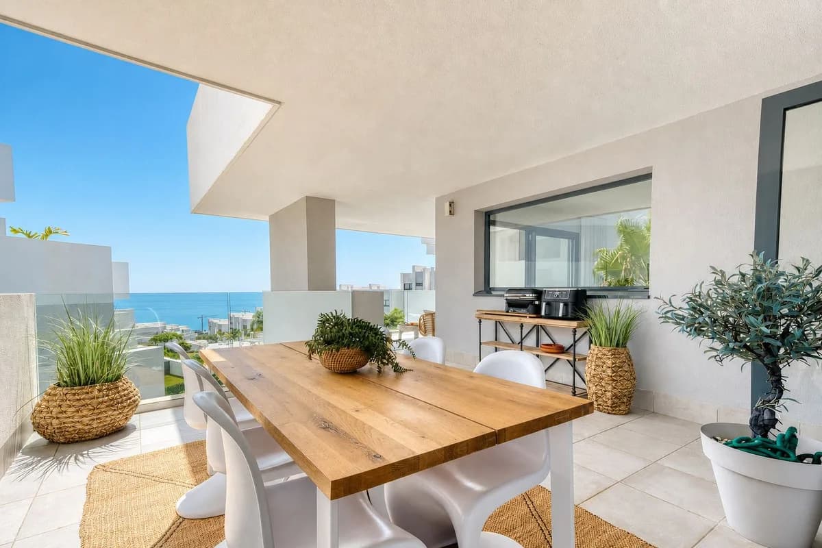 3 Bedroom Middle Floor Apartment for Sale in La Duquesa, Málaga - Image 3