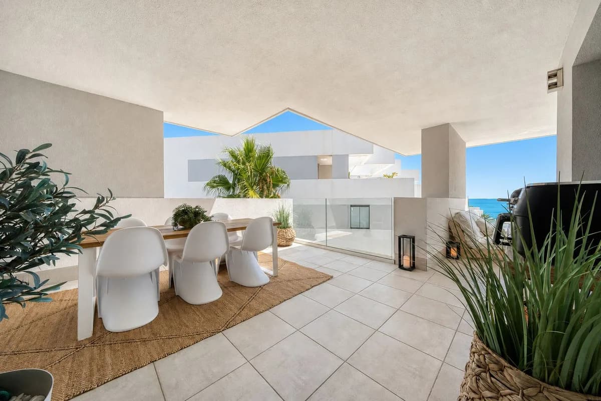 3 Bedroom Middle Floor Apartment for Sale in La Duquesa, Málaga - Image 6
