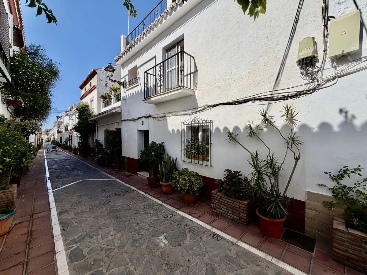 4 Bedroom Townhouse for Sale in Marbella, Málaga - Image 2