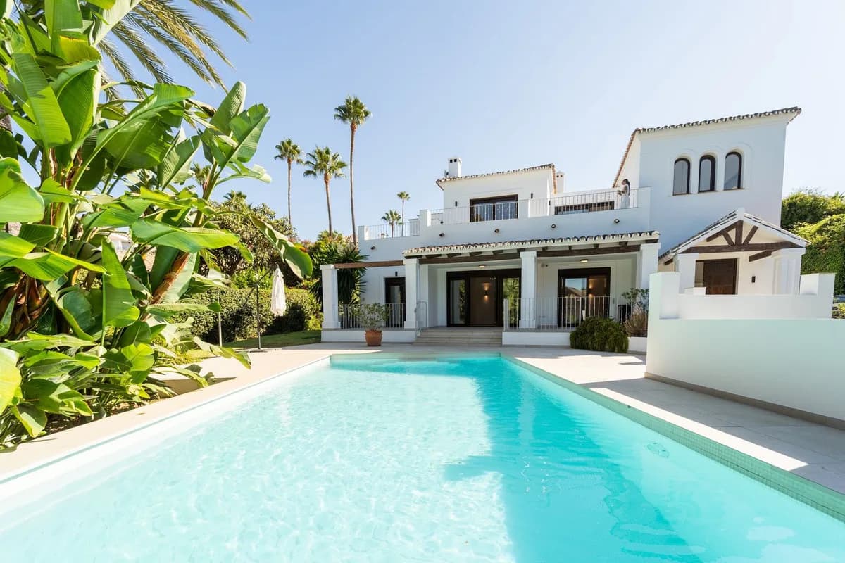 5 Bedroom Detached Villa for Sale in El Rosario, Málaga