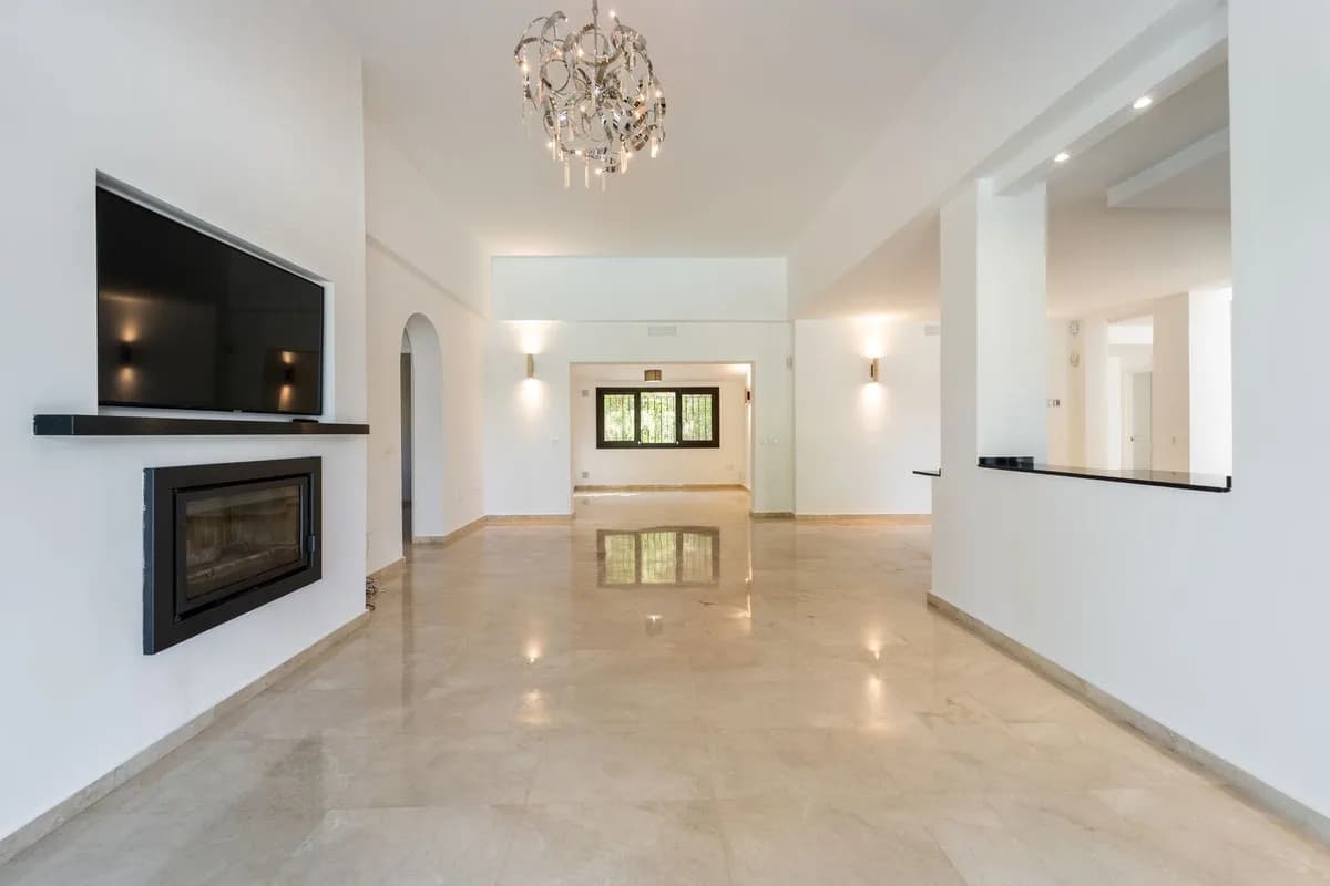 5 Bedroom Detached Villa for Sale in El Rosario, Málaga - Image 6