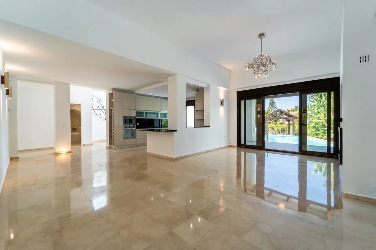 5 Bedroom Detached Villa for Sale in El Rosario, Málaga - Image 9