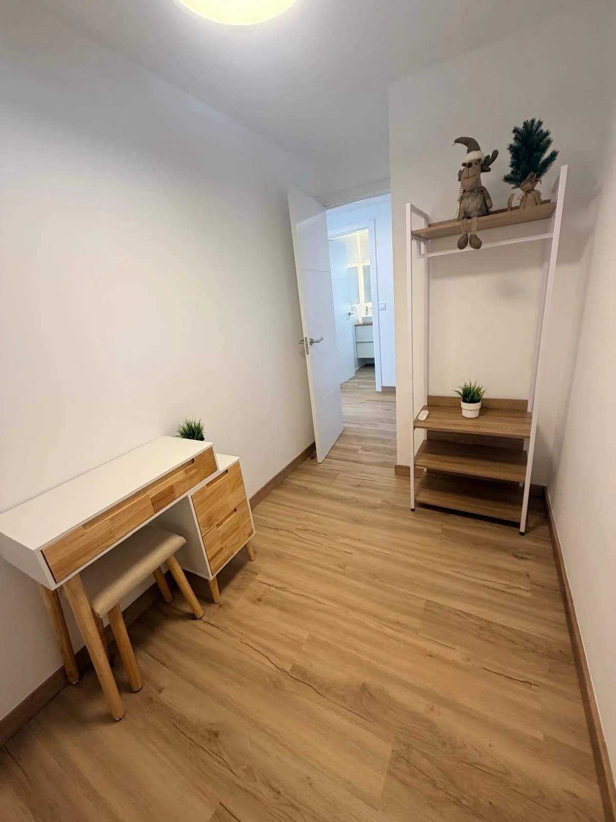 2 Bedroom Middle Floor Apartment for Sale in Benalmadena, Málaga - Image 9