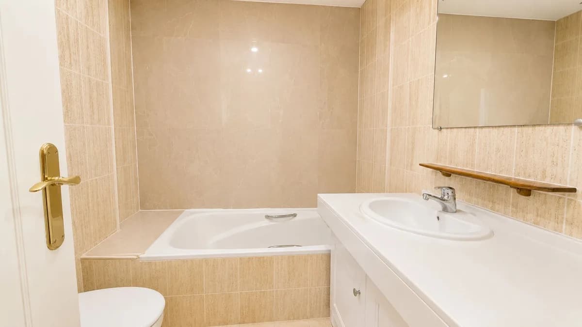 1 Bedroom Middle Floor Apartment for Sale in Calahonda, Málaga - Image 9