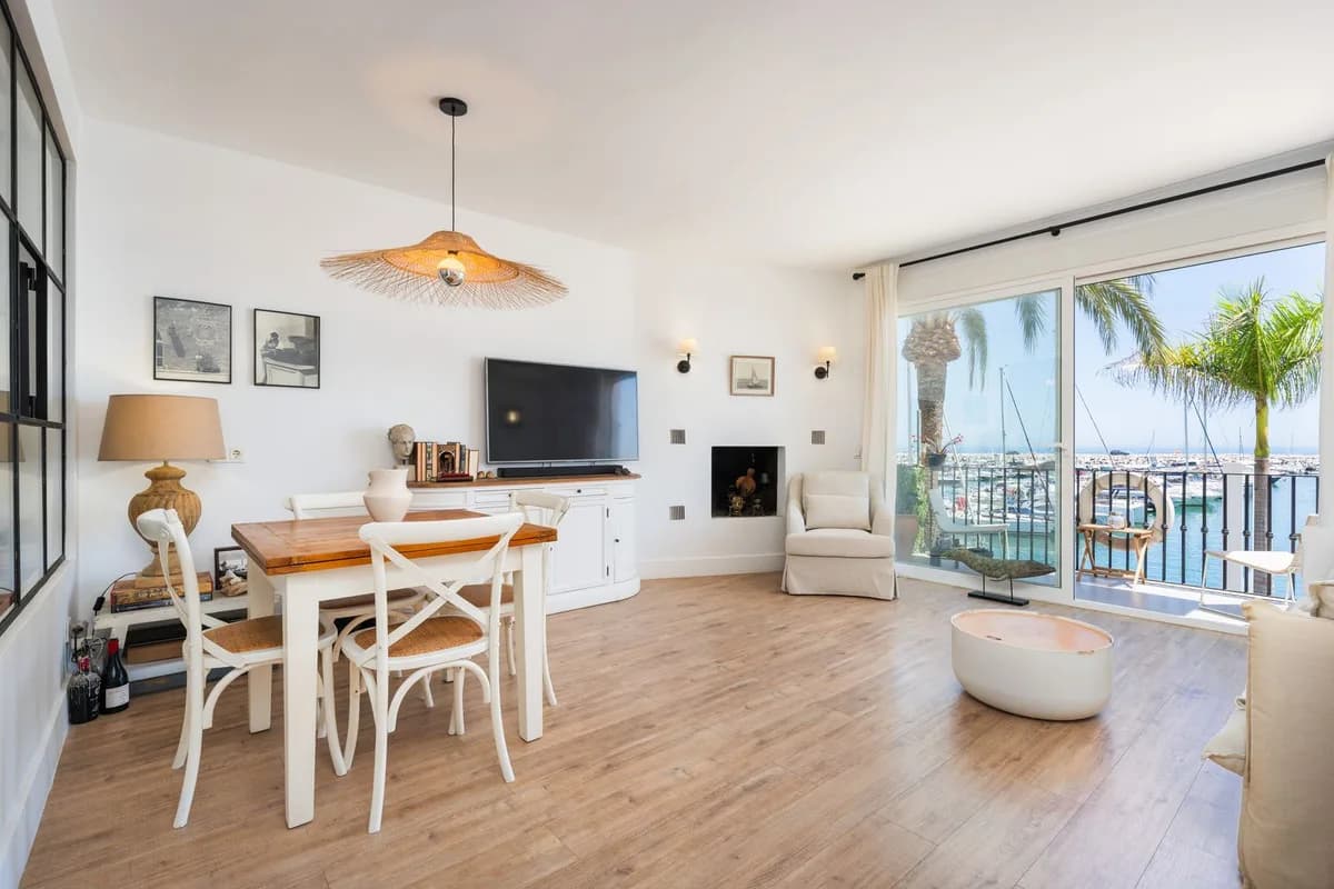 1 Bedroom Middle Floor Apartment for Sale in Puerto Banús, Málaga
