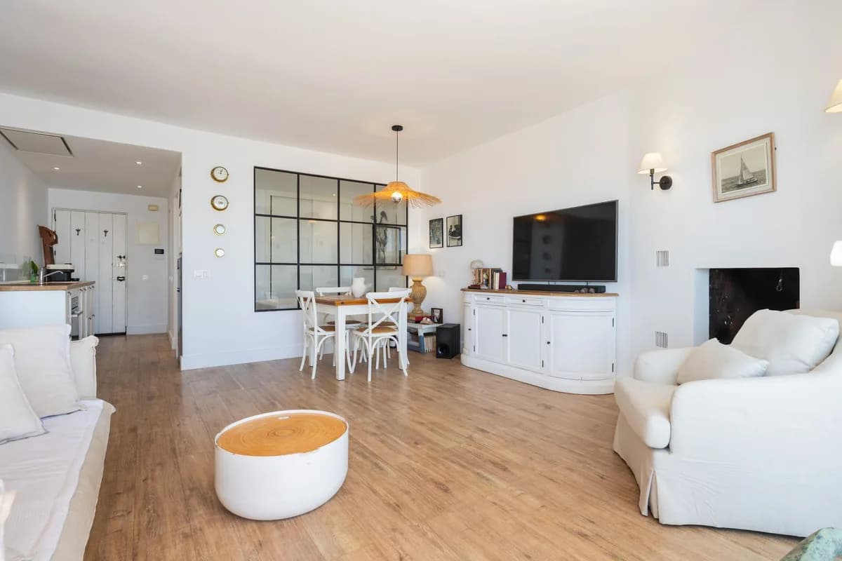 1 Bedroom Middle Floor Apartment for Sale in Puerto Banús, Málaga - Image 2