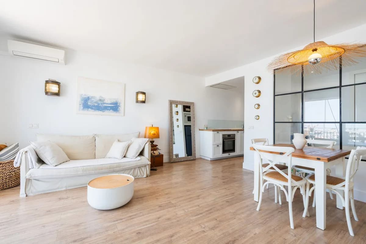 1 Bedroom Middle Floor Apartment for Sale in Puerto Banús, Málaga - Image 3