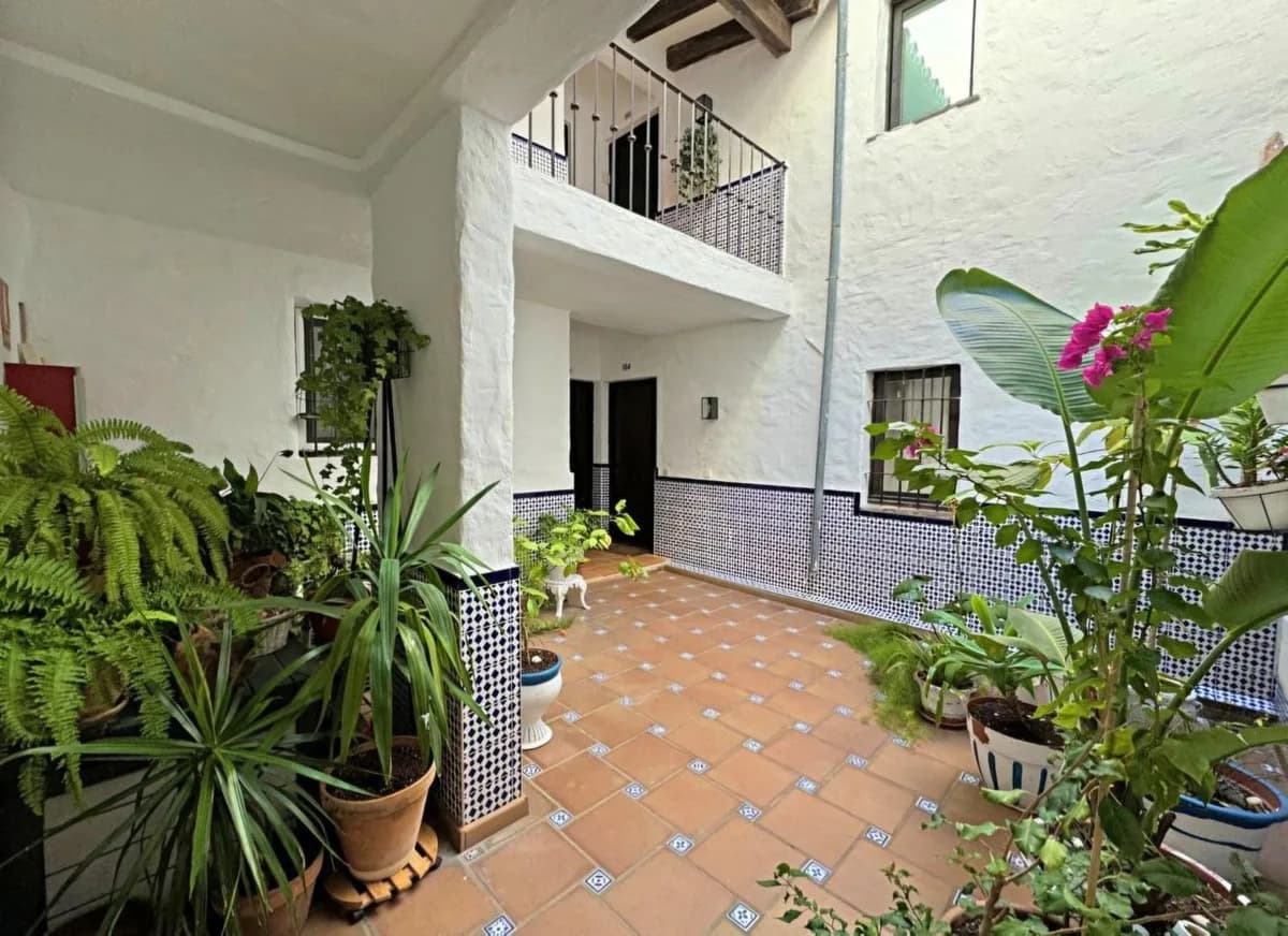 2 Bedroom Middle Floor Apartment for Sale in Puerto Banús, Málaga - Image 2