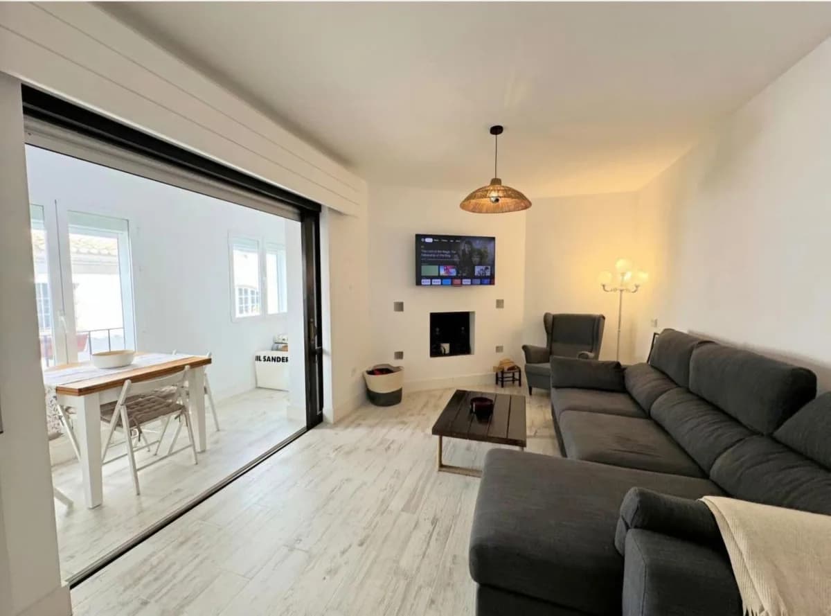 2 Bedroom Middle Floor Apartment for Sale in Puerto Banús, Málaga - Image 3