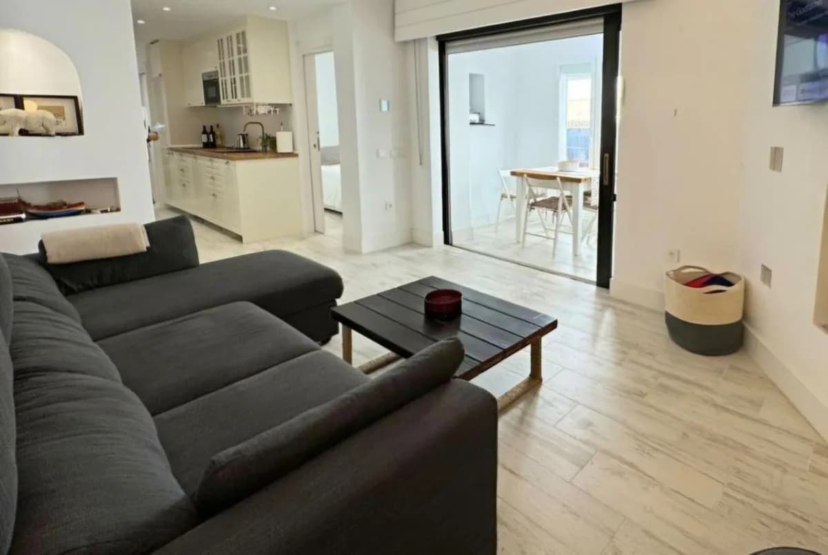 2 Bedroom Middle Floor Apartment for Sale in Puerto Banús, Málaga - Image 4