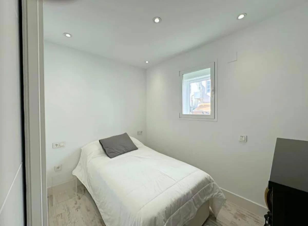 2 Bedroom Middle Floor Apartment for Sale in Puerto Banús, Málaga - Image 9