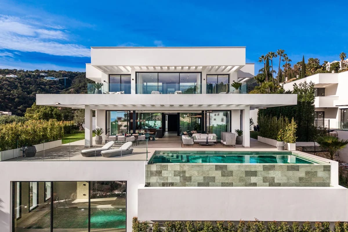 6 Bedroom Detached Villa for Sale in El Madroñal, Málaga - Image 2