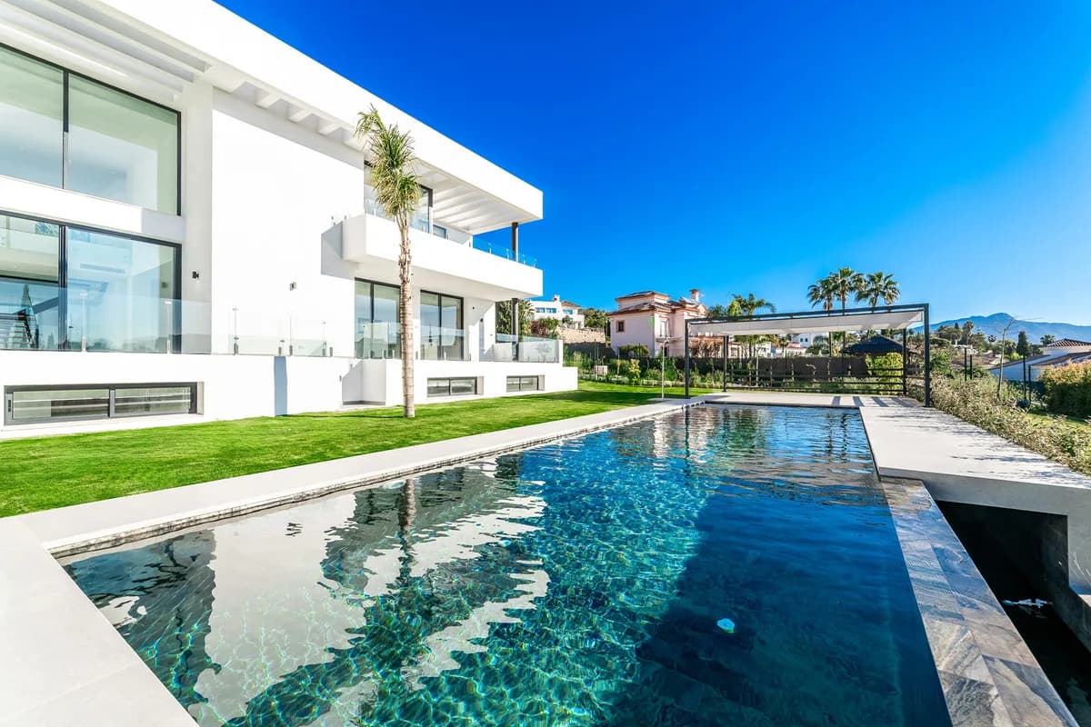 6 Bedroom Detached Villa for Sale in Benahavís, Málaga