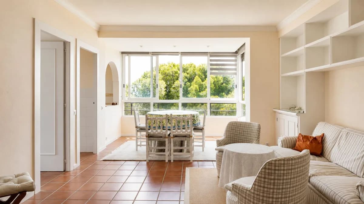 2 Bedroom Middle Floor Apartment for Sale in Nueva Andalucía, Málaga - Image 2