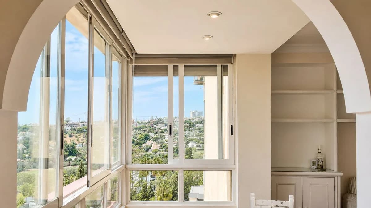 2 Bedroom Middle Floor Apartment for Sale in Nueva Andalucía, Málaga - Image 4